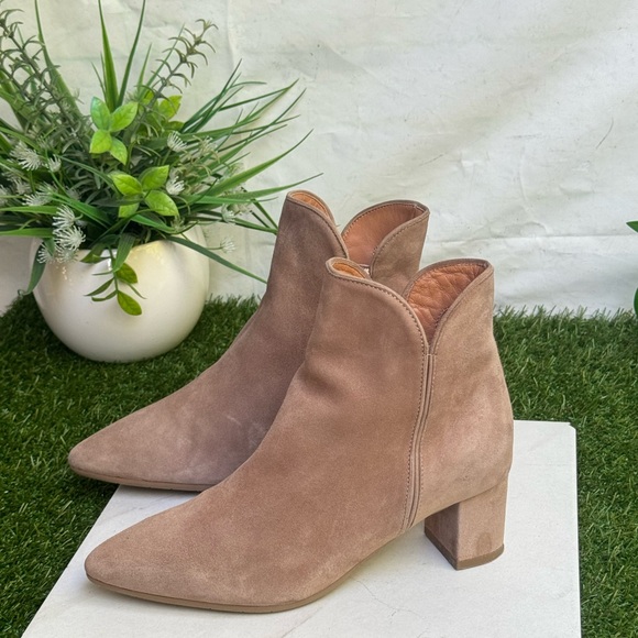 AQUATALIA
Kaylani Pointed Toe Booties Suede Taupe Tan size US 6
$395 - Picture 5 of 13